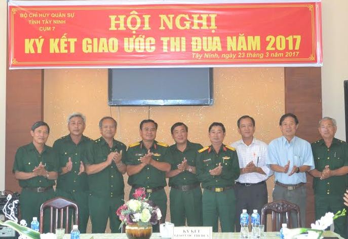 Cụm thi đua 7 Ban CHQS các cơ quan, tổ chức tỉnh ký kết giao ước thi đua năm 2017